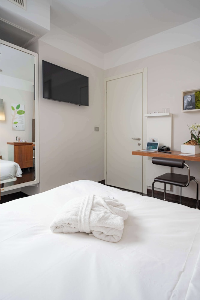Standard Room, 1 Twin Bed (Bed is French Bed) thumbnail 5