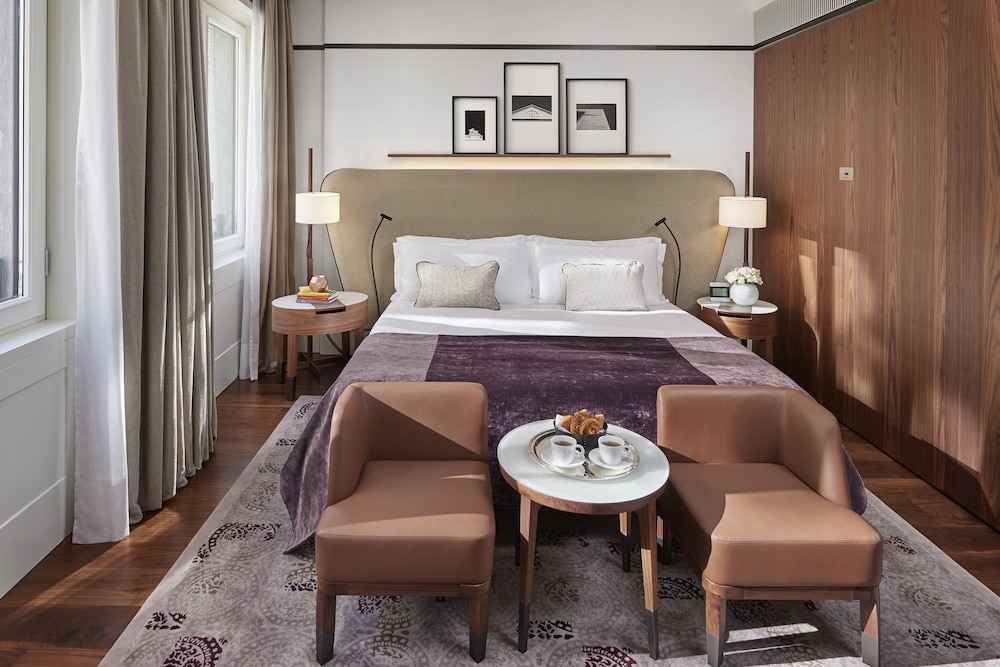 Suite with One King Bed (Non Smoking)
