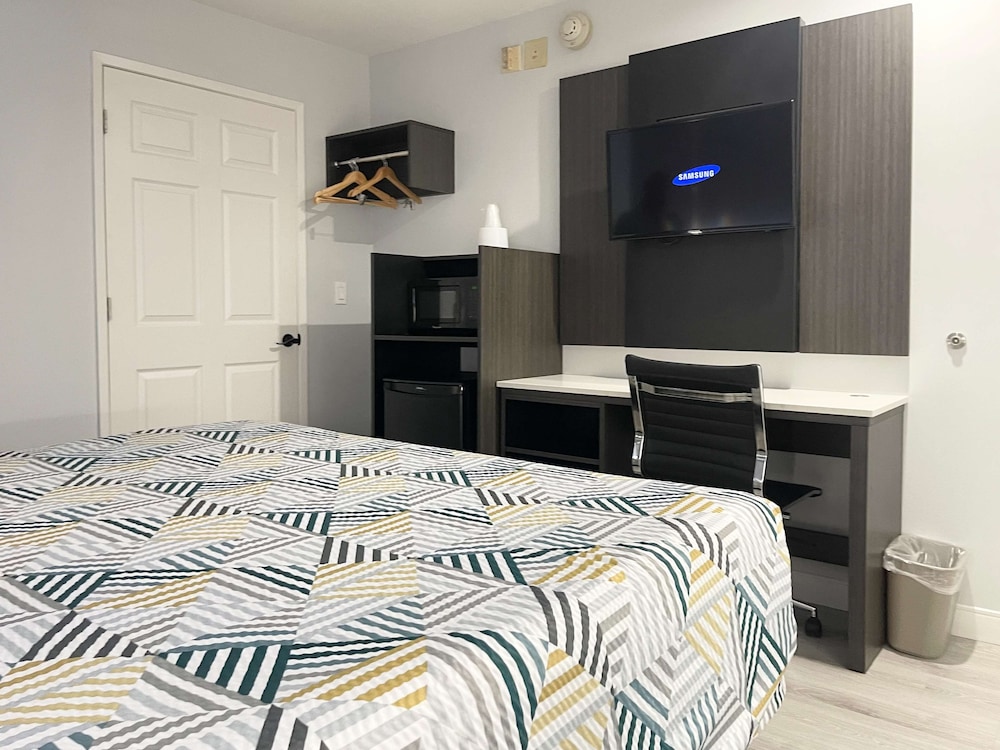 Deluxe Room, 1 King Bed, Accessible, Non Smoking photo 3