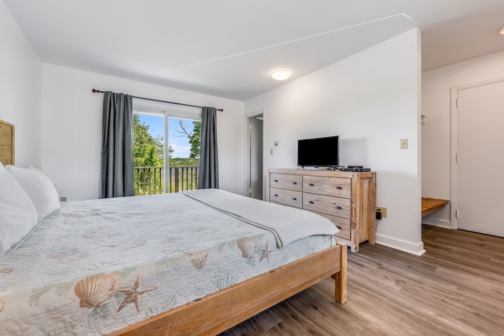 Standard Room, 1 King Bed, Motor Lodge photo 1