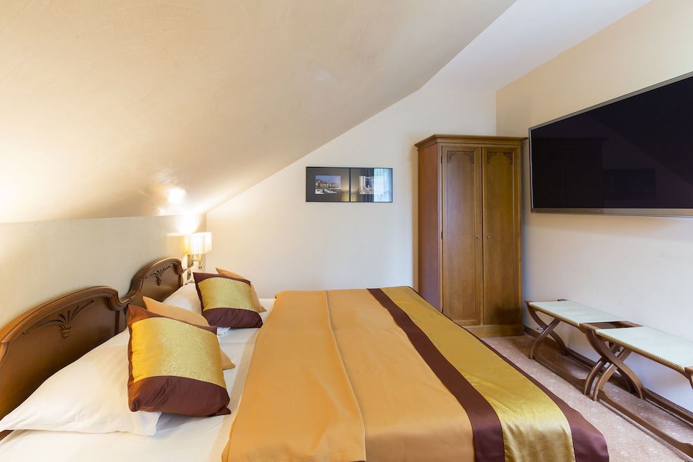 Classic Suite, 1 Bedroom, Balcony, Park View photo 2