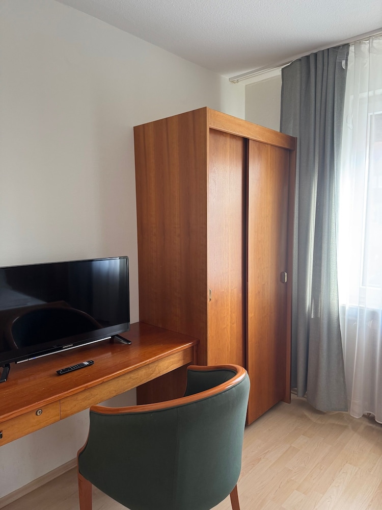 Economy Twin Room photo 3