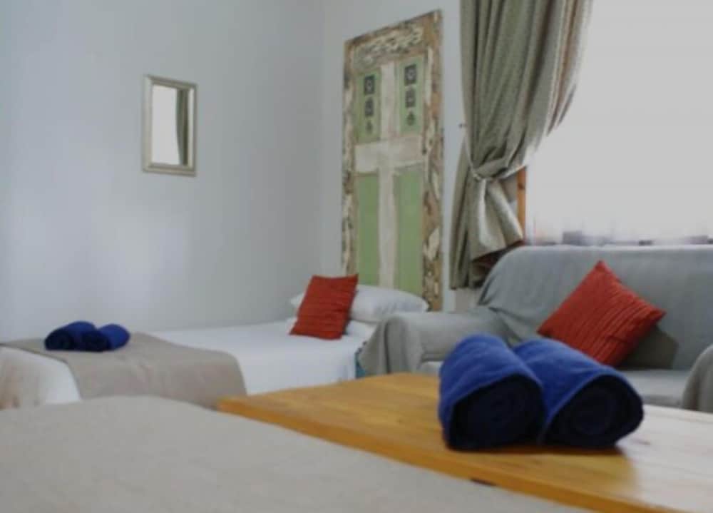 Room (4)