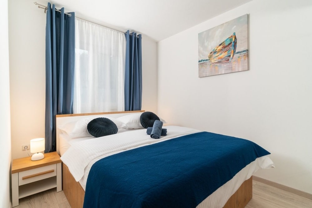Apartment (Lux 3 - heated pool - A5(4+2))