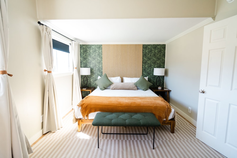 Superior Room, 1 King Bed photo 1