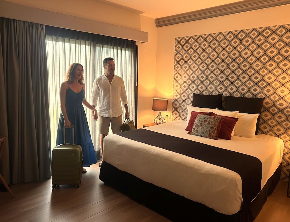 Premium Room, 1 King Bed, Garden View photo 3
