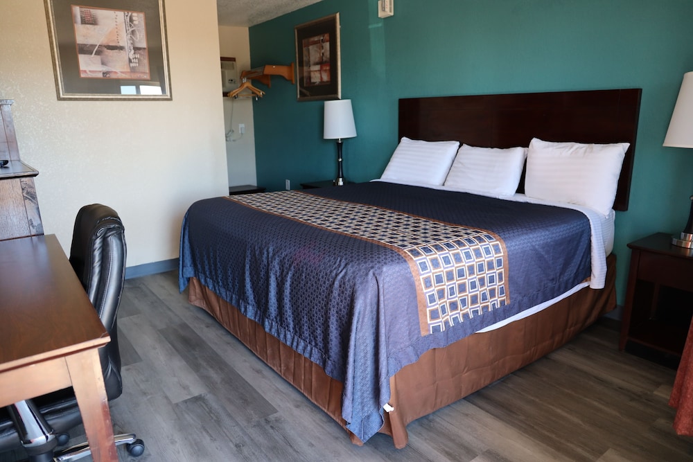 Basic Room, 1 King Bed, Non Smoking, Mountain View