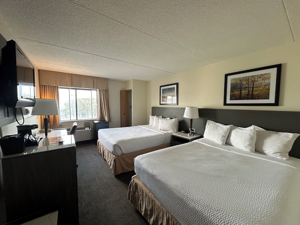 Room, 2 Queen Beds, Non Smoking (Upgraded) - Photo 1