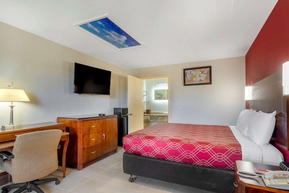 Standard Room, 1 King Bed, Non Smoking - Photo 19