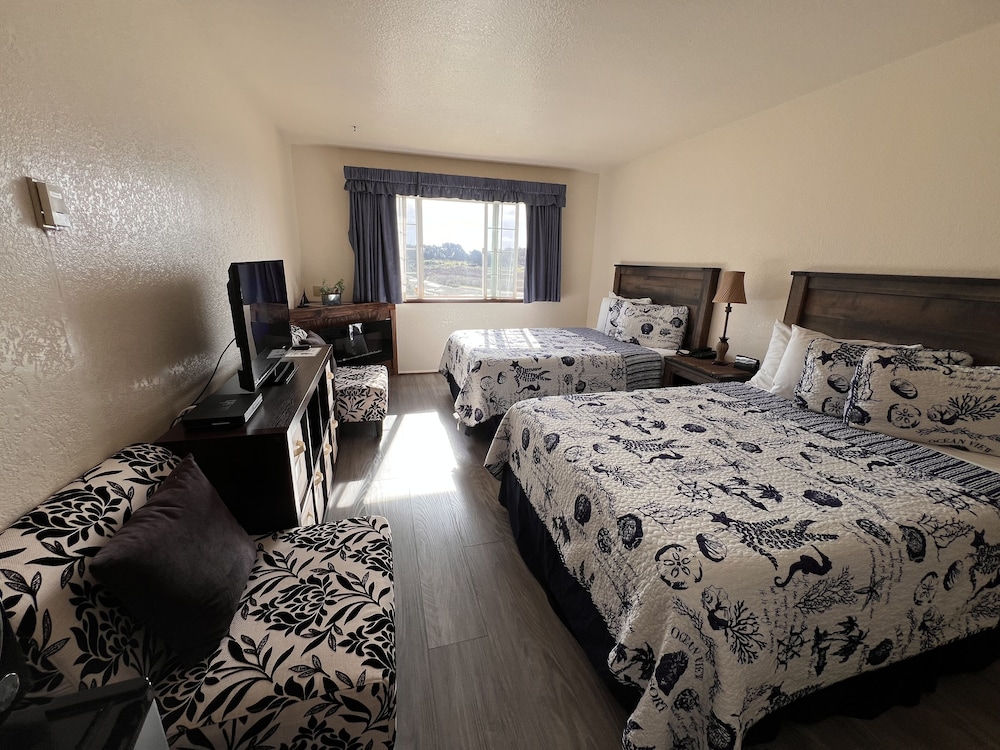 Room, 2 Double Beds, Partial Ocean View photo 2