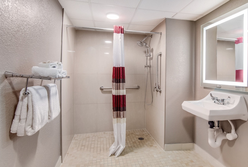 Deluxe Room, 2 Queen Beds, Accessible, Non Smoking (Roll-In Shower) thumbnail 6