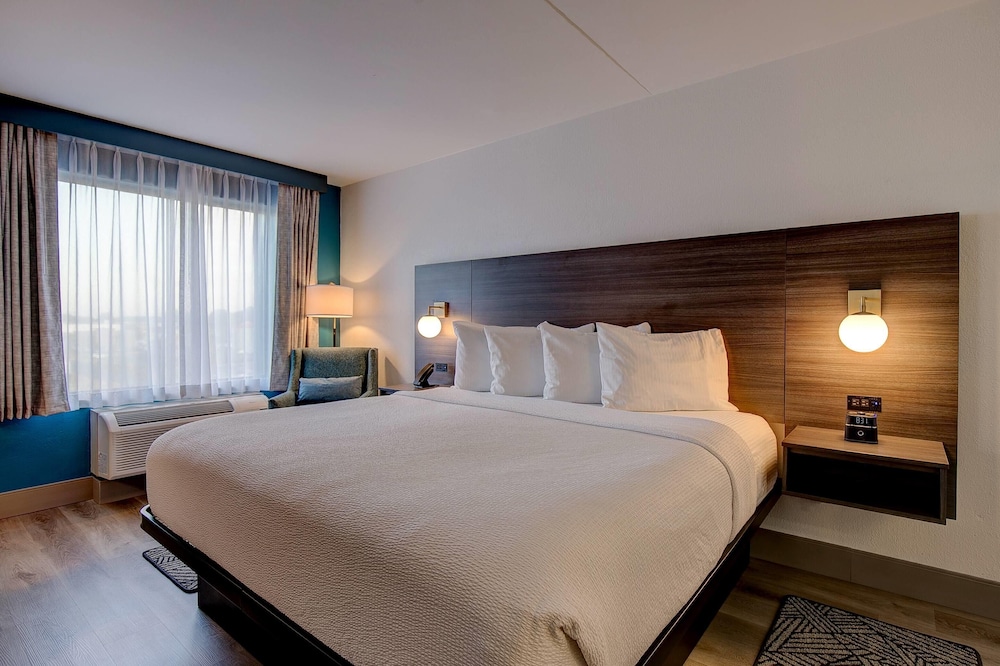 1 King Bed, Refreshed Deluxe Room, Non-Smoking photo 1