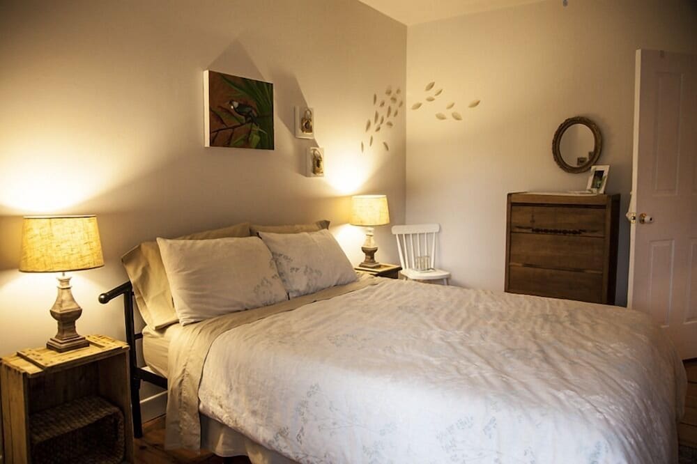 Standard Room, 1 Queen Bed, Private Bathroom