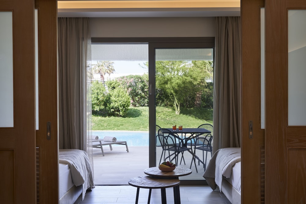 Premium Family Room Sliding Door Swim Up Inland View - Photo 3