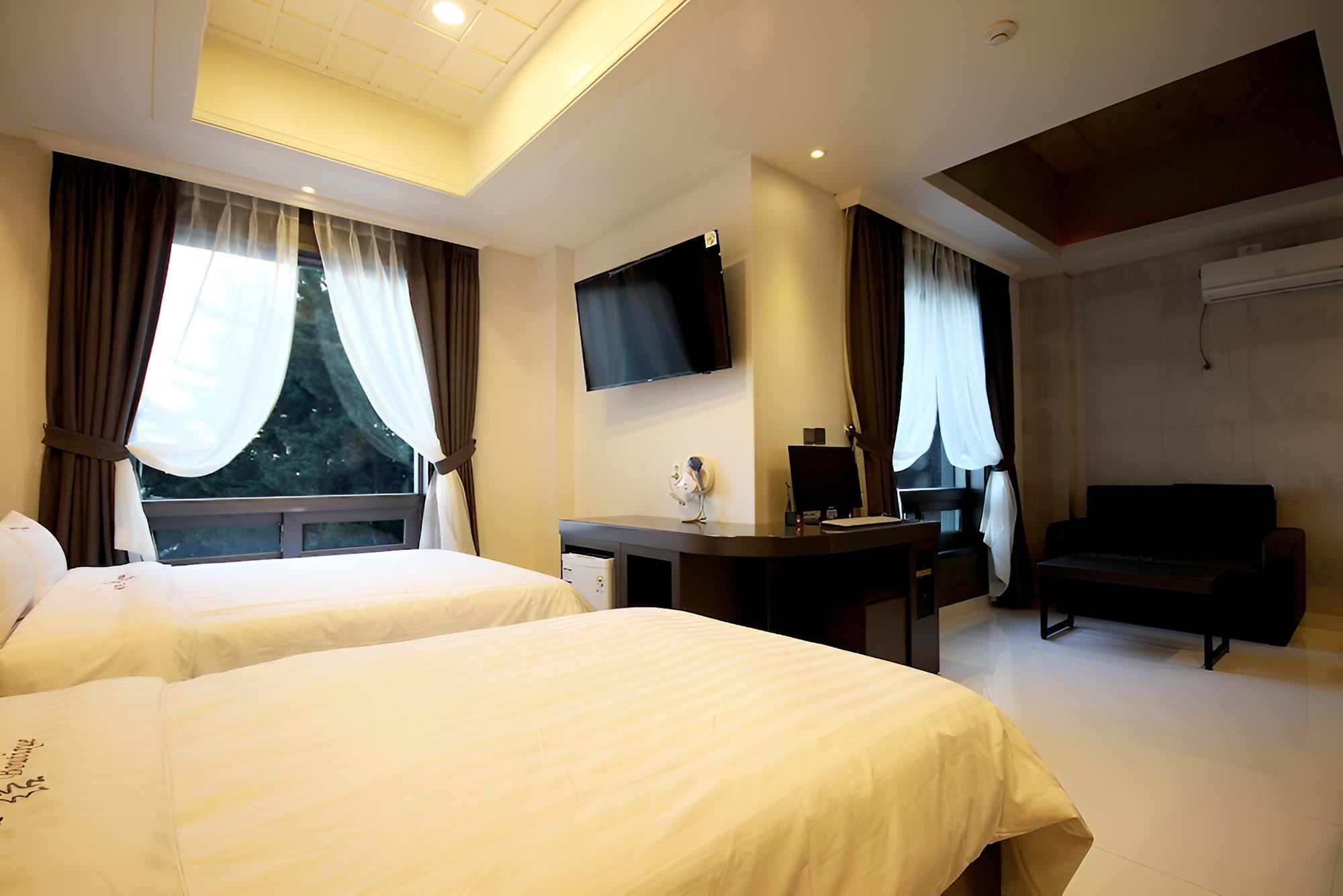 Room (SUITE) - Photo 17