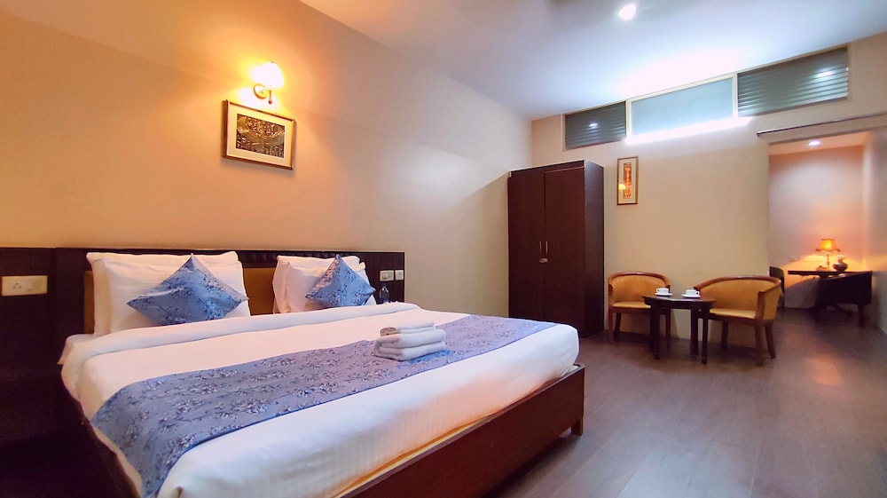 Royal Studio Suite, 1 King Bed, Private Bathroom