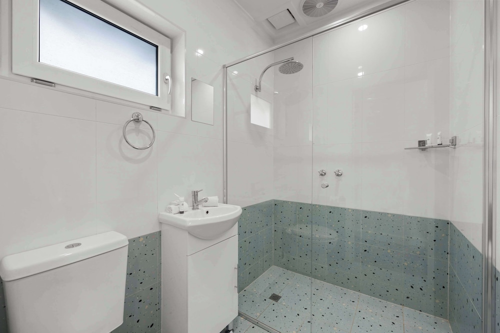 Superior Room, Multiple Beds, Kitchenette, Courtyard Area - Photo 6