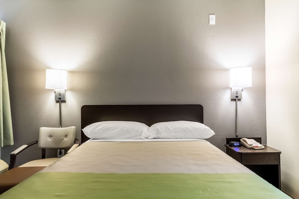 Standard Suite, 1 Queen Bed, Smoking photo 2