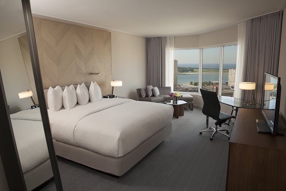 Junior Suite, 1 King Bed (Lake Ontario View)