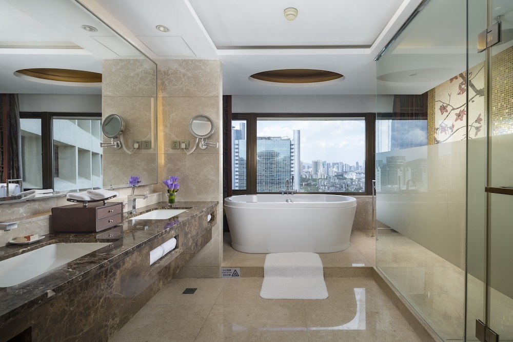 Garden Non-Smoking King Bed Executive Suite - Photo 7