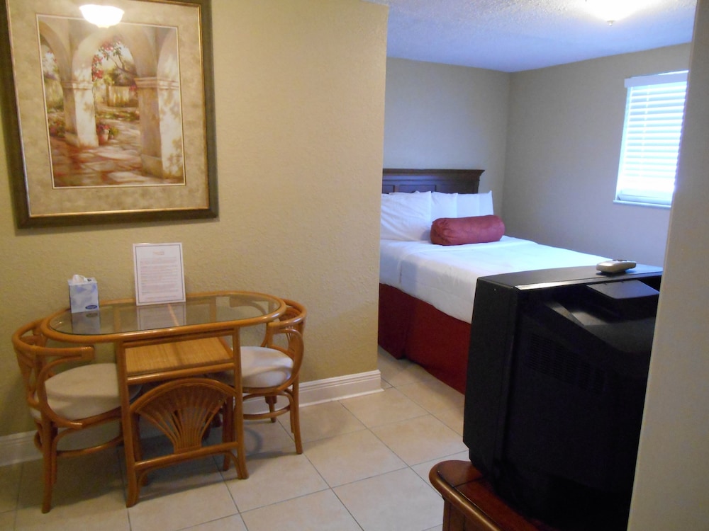 Deluxe Room, 1 Queen Bed, Kitchenette photo 2