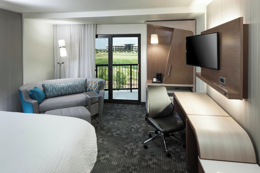 Room, 1 King Bed, Balcony (Mobility Accessible, Roll-in Shower)