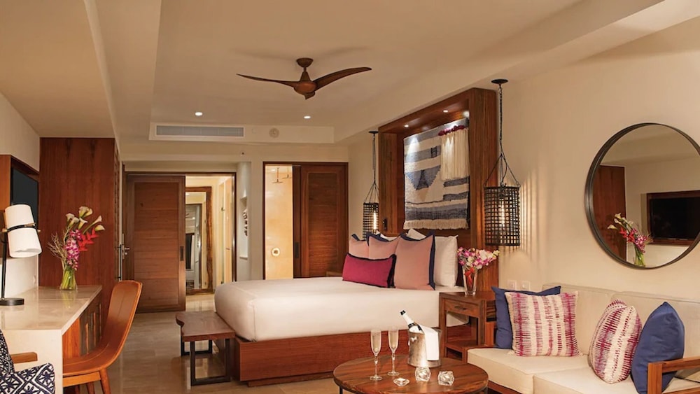 Preferred Club Jr. Suite Swim Out Pool View King