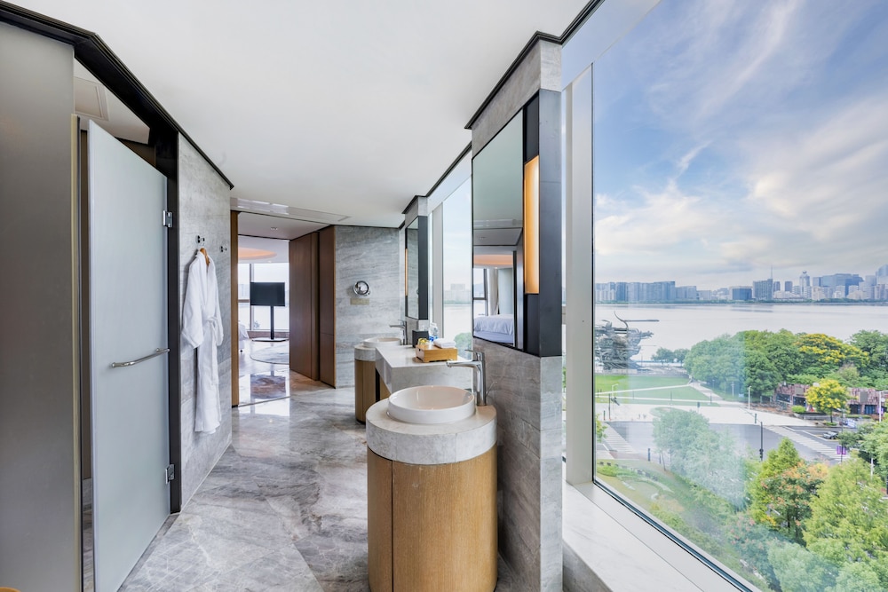 Club Suite, 1 King Bed, River View, Corner photo 3
