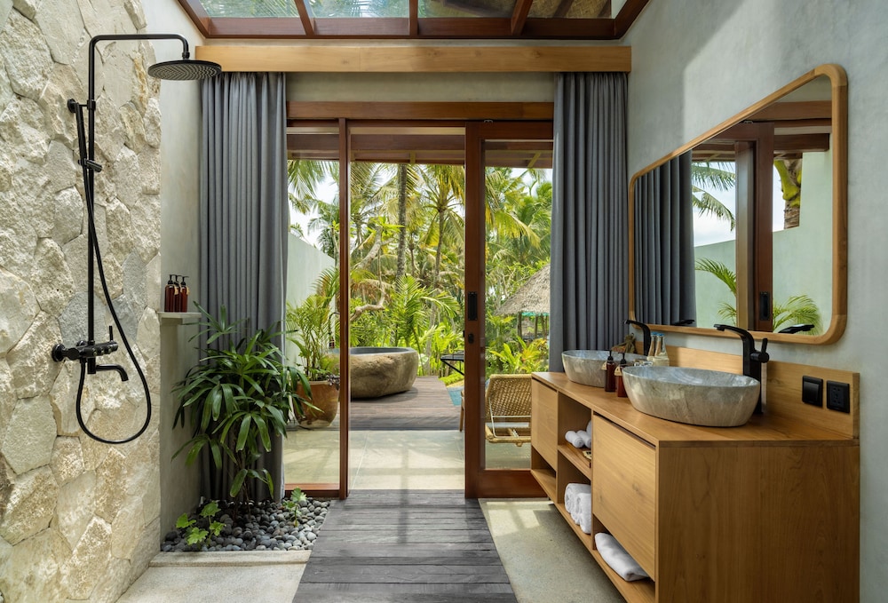 Pool Suite - Photo 3