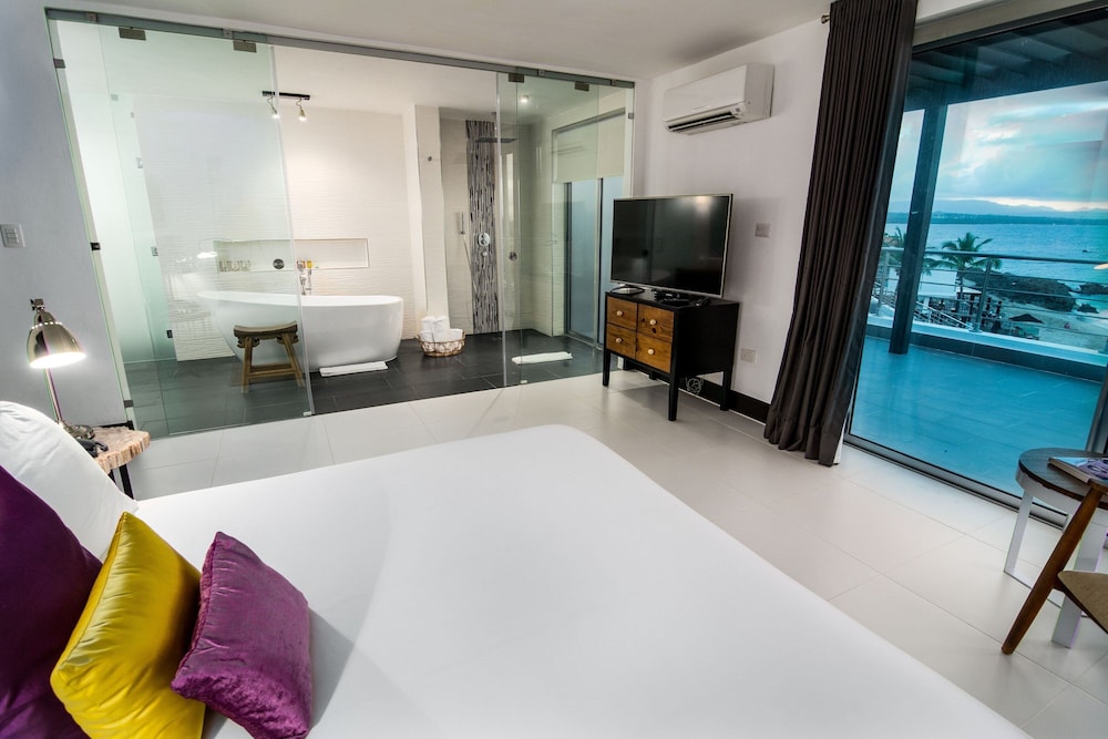 Suite, 4 Bedrooms, Oceanfront photo 2