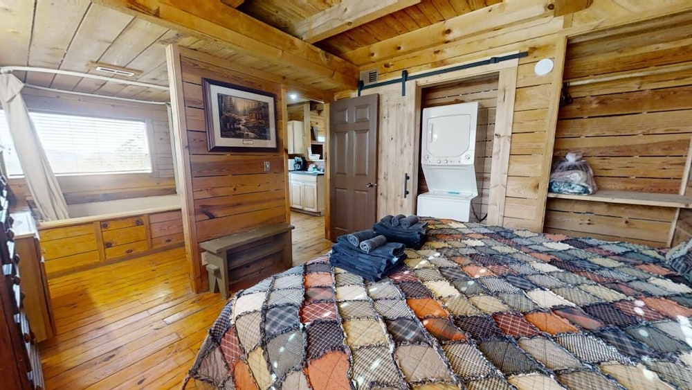Cabin, Multiple Beds, Hot Tub, Mountain View photo 3