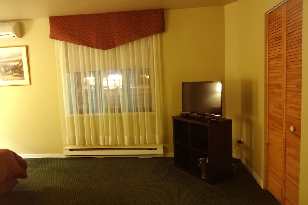 Economy Room, 1 Queen Bed, Carpeted Floor photo 2