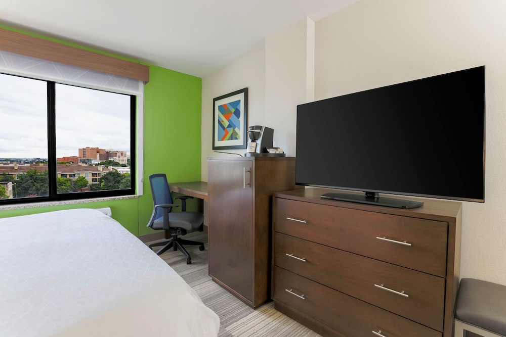 Standard Room, 1 King Bed, Accessible, Non Smoking (Communications) - Photo 2