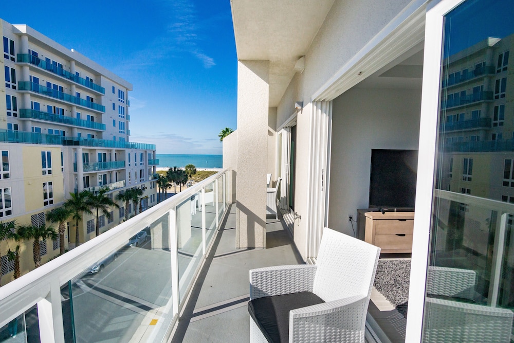 Standard Suite, 1 Bedroom, Partial Ocean View