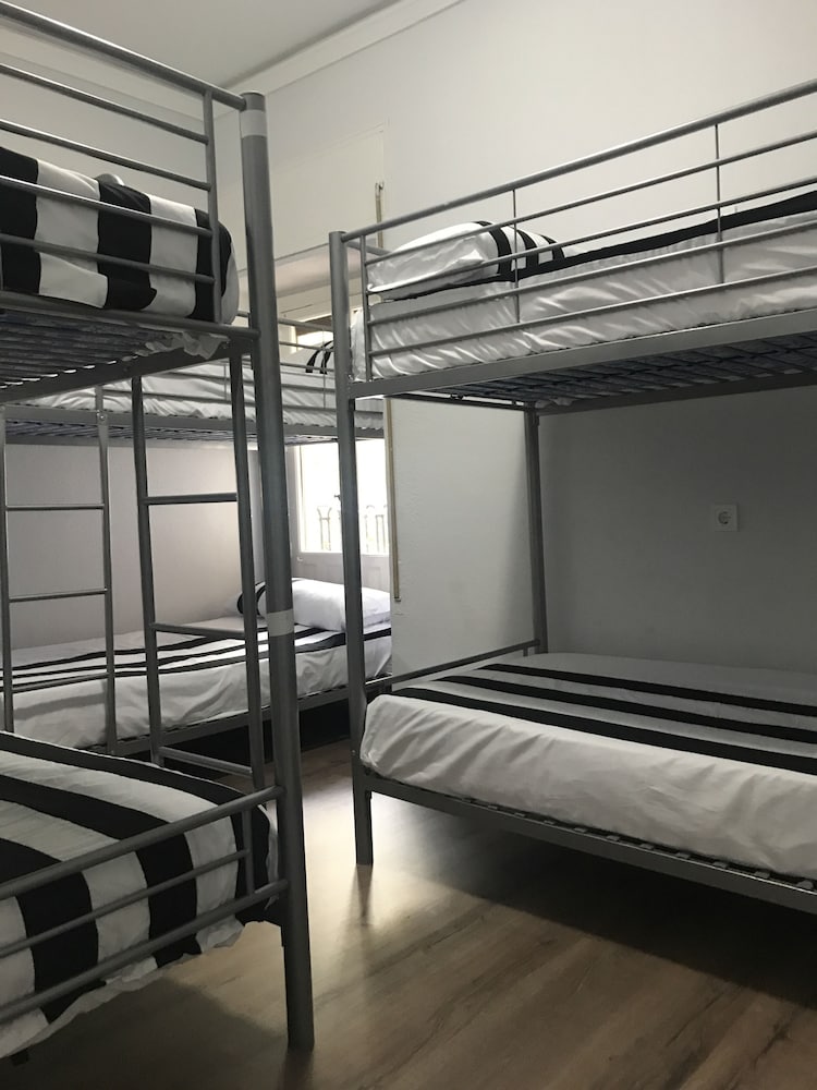 Basic Shared Dormitory, Mixed Dorm (Elena)