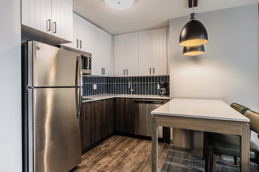 Suite, 1 Bedroom, Kitchen (Dining) - Photo 3
