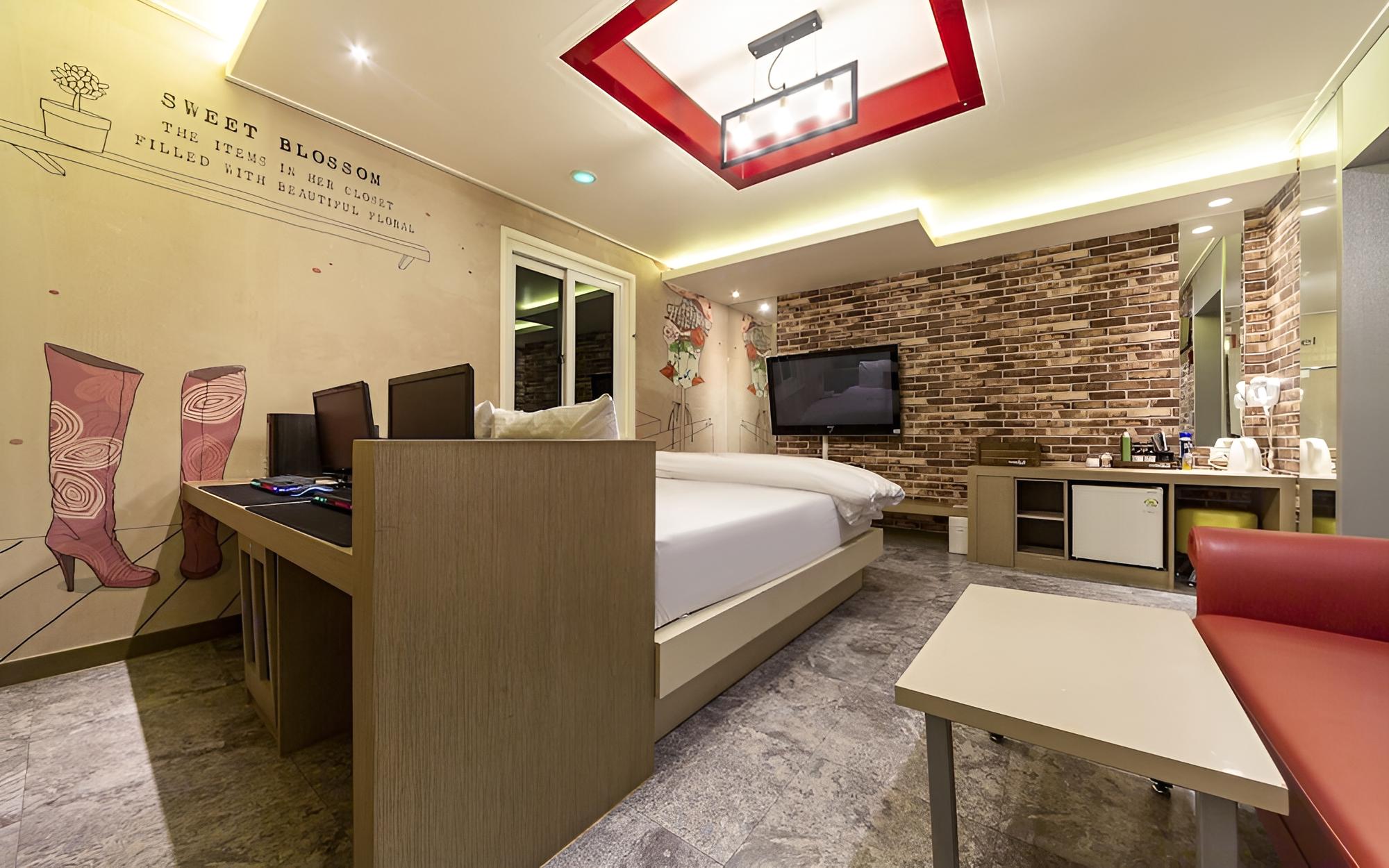 Room (VIP B (Netflix available / Gaming Cou) photo 3