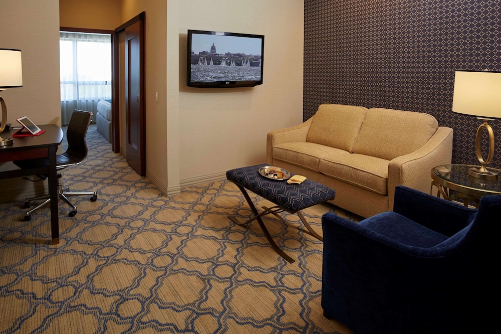 Suite, 1 King Bed, Non Smoking (with Sofabed) - Photo 3