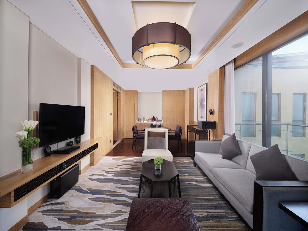 Deluxe  Suite Lake view Room