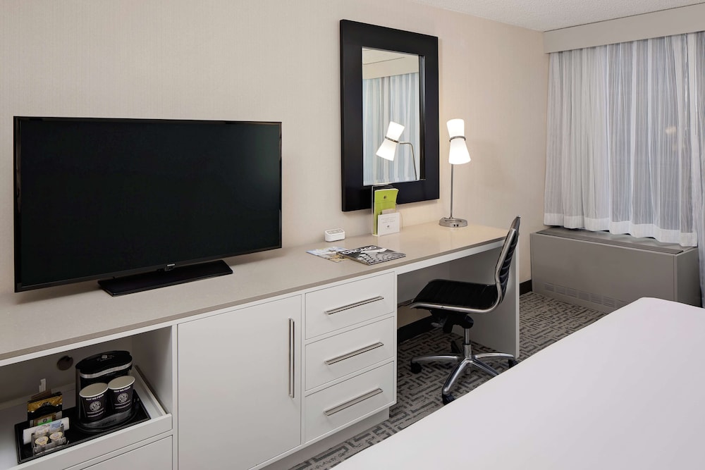 Room, 1 King Bed, Accessible, Corner (Bathtub) - Photo 2