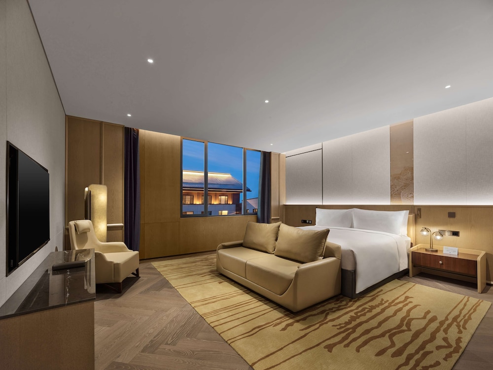 Premium Suite, 1 King Bed - Photo 5