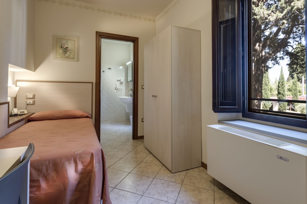 Single Room photo 2