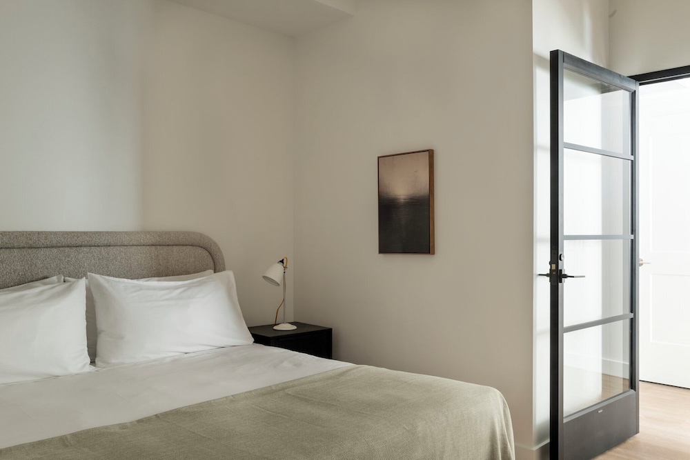 ROOST White House, Photo 6