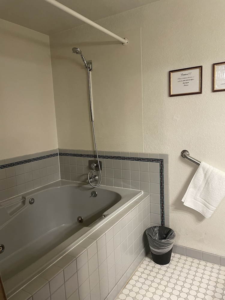 Suite, 1 King Bed, Jetted Tub, Ocean View photo 3