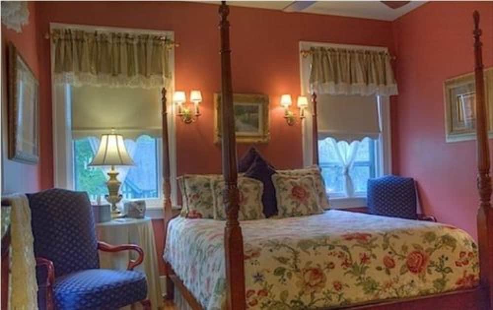 Deluxe Room, 1 Queen Bed, Jetted Tub photo 3