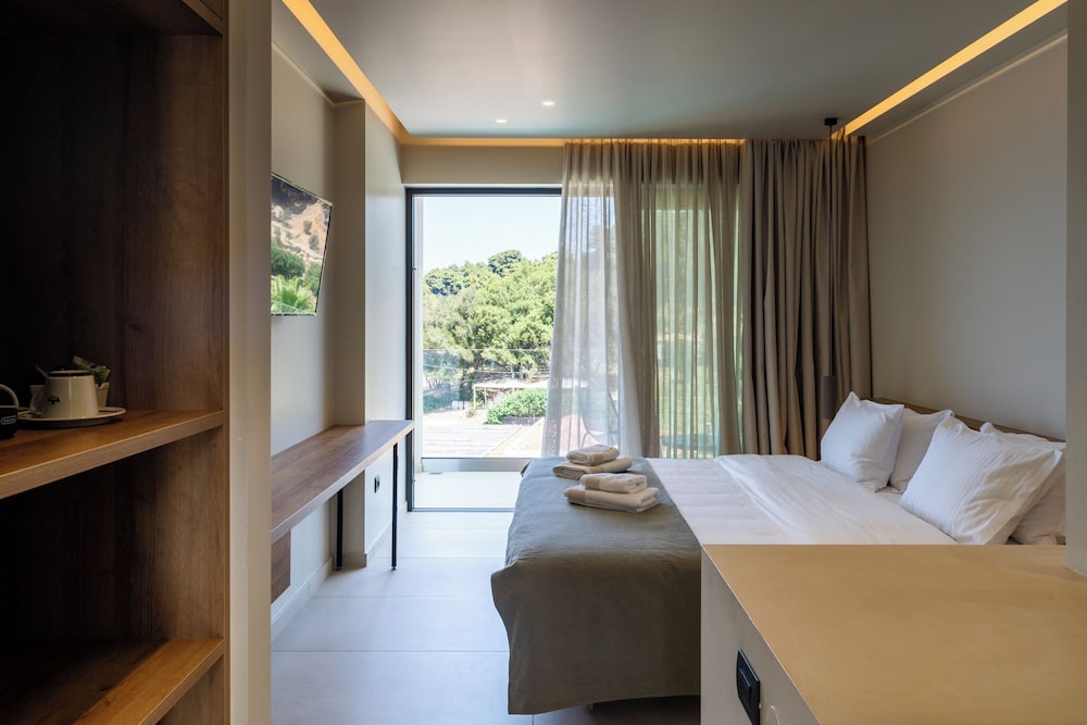 Deluxe Double Room, 1 King Bed, Partial Sea View, Beachfront photo 1