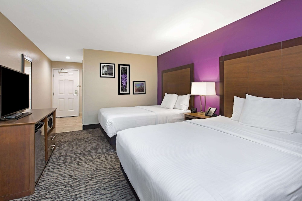 Room, 2 Double Beds, Accessible, Non Smoking (Mobility/Hearing, walk-in shower) photo 3