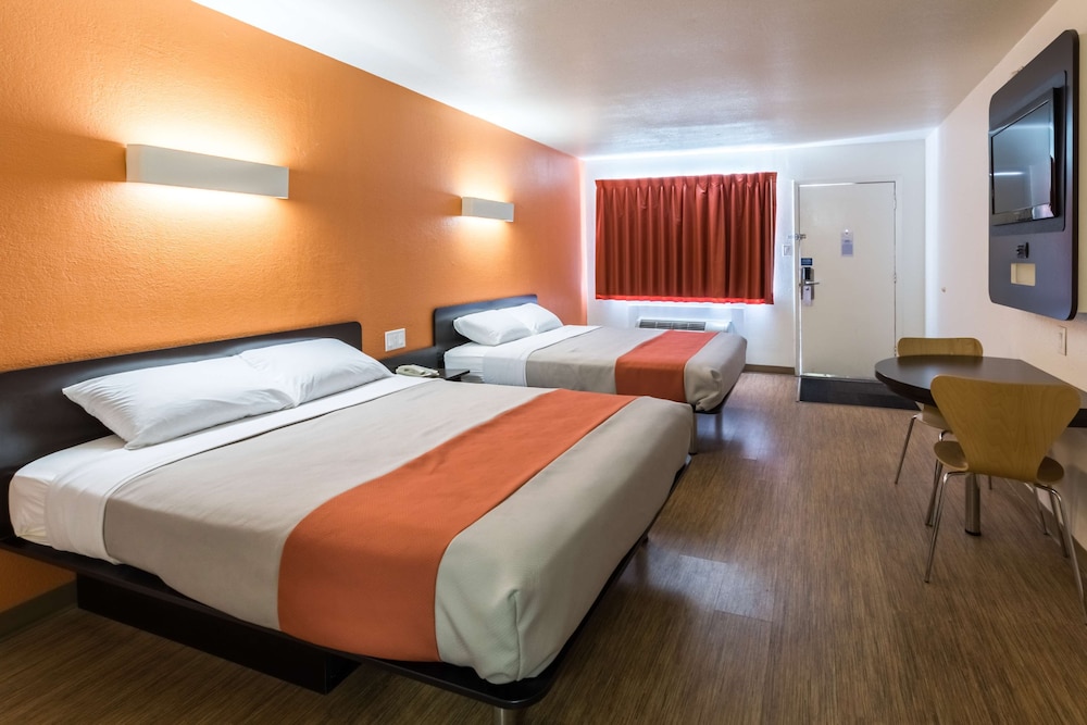 Standard Room, 2 Queen Beds, Non Smoking - Photo 2