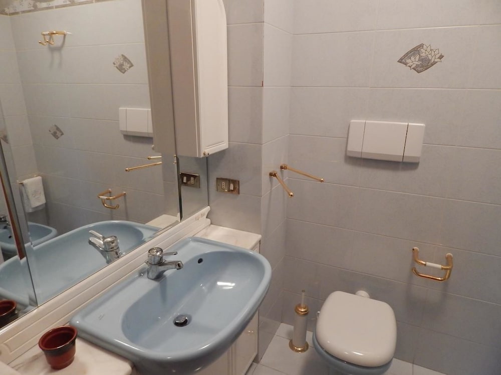 Double Room, 1 Queen Bed, Shared Bathroom photo 2
