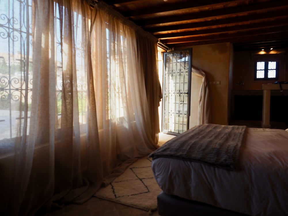 Comfort Suite, 1 King Bed, Non Smoking, Mountain View photo 2